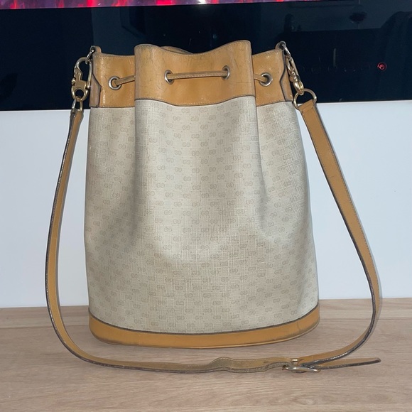 Authentic Gucci Vintage White Monogram Canvas Drawstring Bucket Bag - Picture 3 of 16